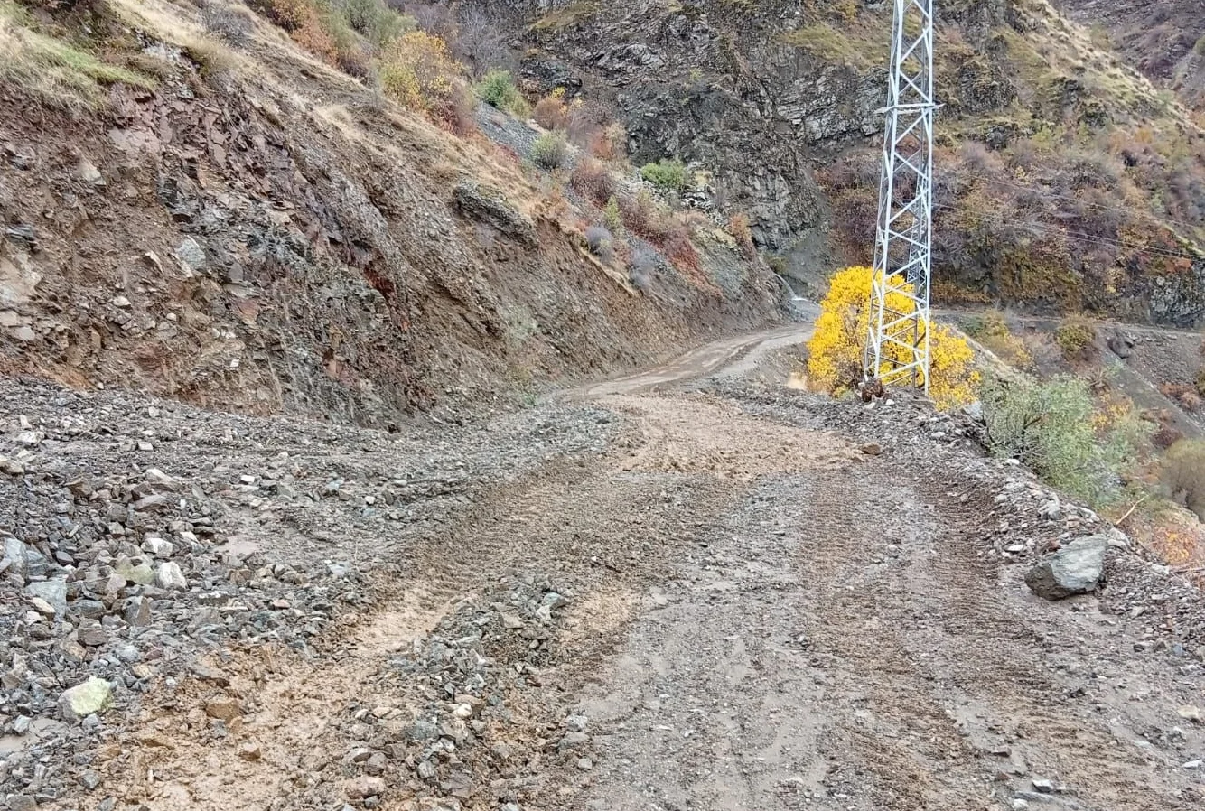 Siirt'te heyelandan kapanan köy yolu ulaşıma açıldı