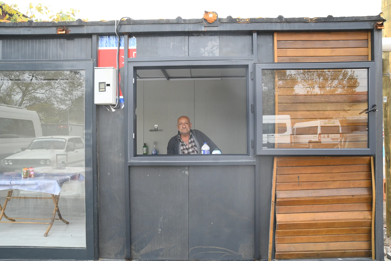 Sındırgı'da depremzede esnafa konteyner desteği