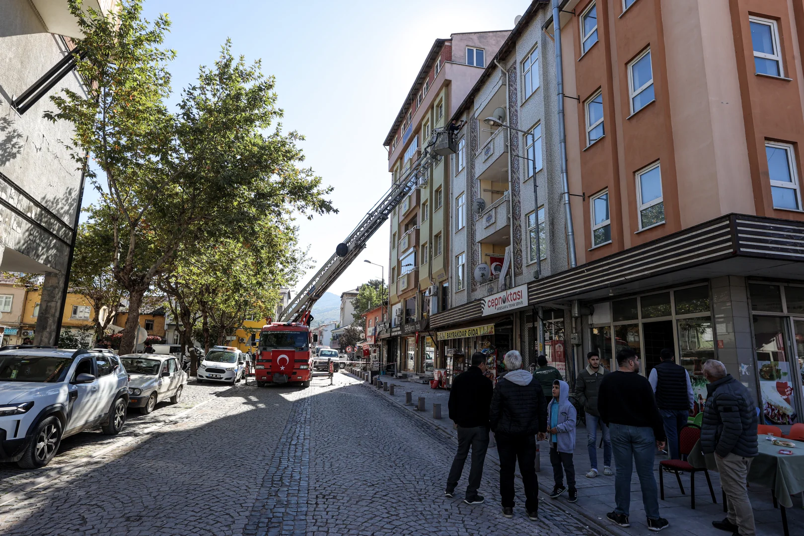 Sındırgı'da enkaz kaldırma ve hasar tespit çalışmaları sürüyor