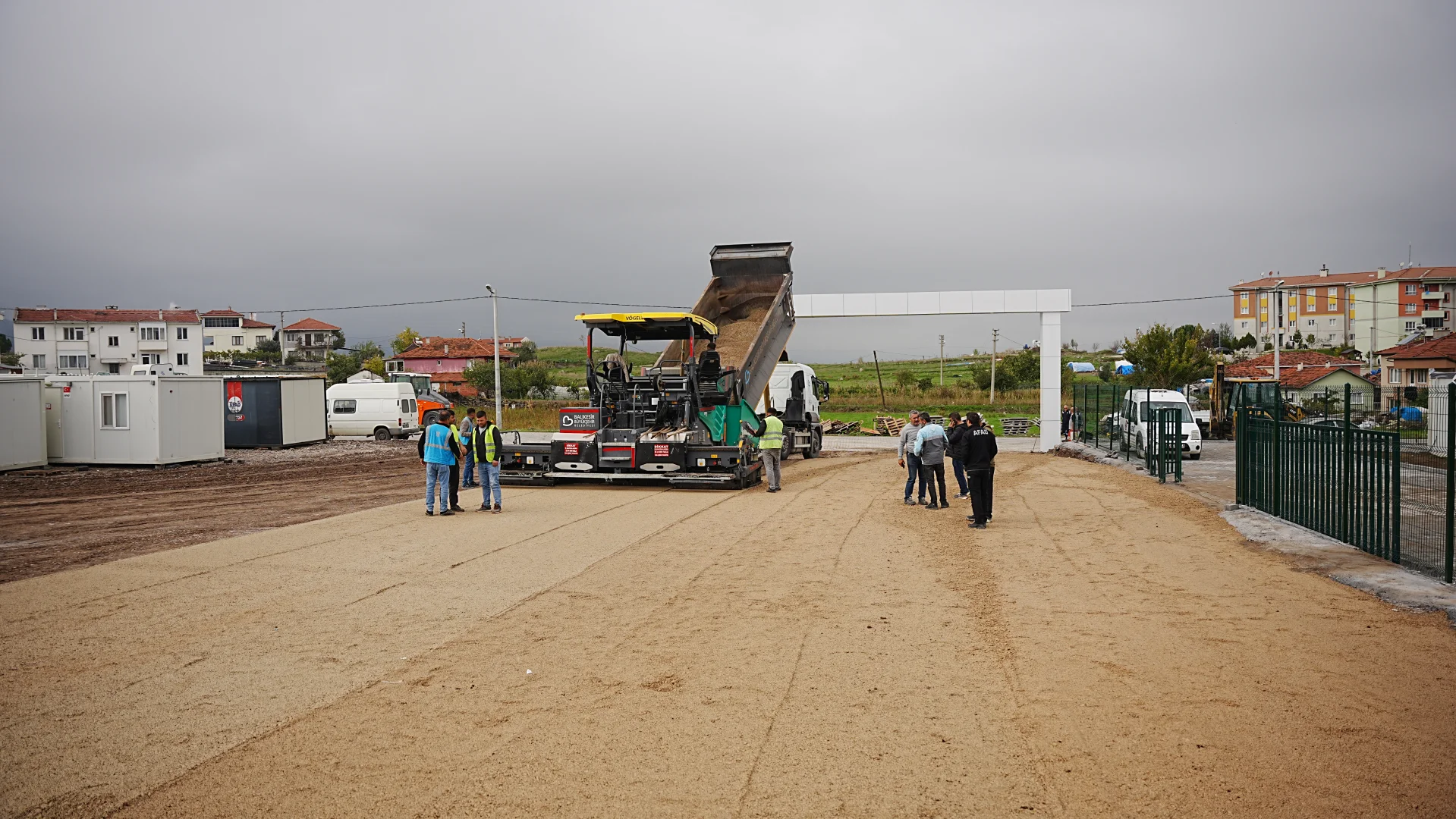Sındırgı'da evleri hasar gören vatandaşlar geçici yaşam merkezine yerleştiriliyor