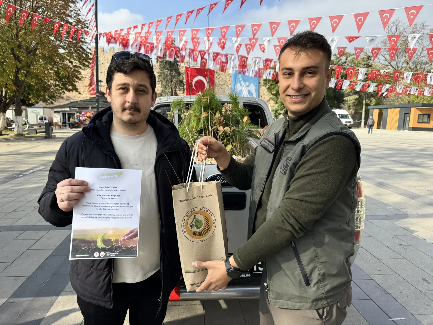 Sinop'ta "Yeşil Vatan Seferberliği" kapsamında vatandaşlara fidan dağıtıldı