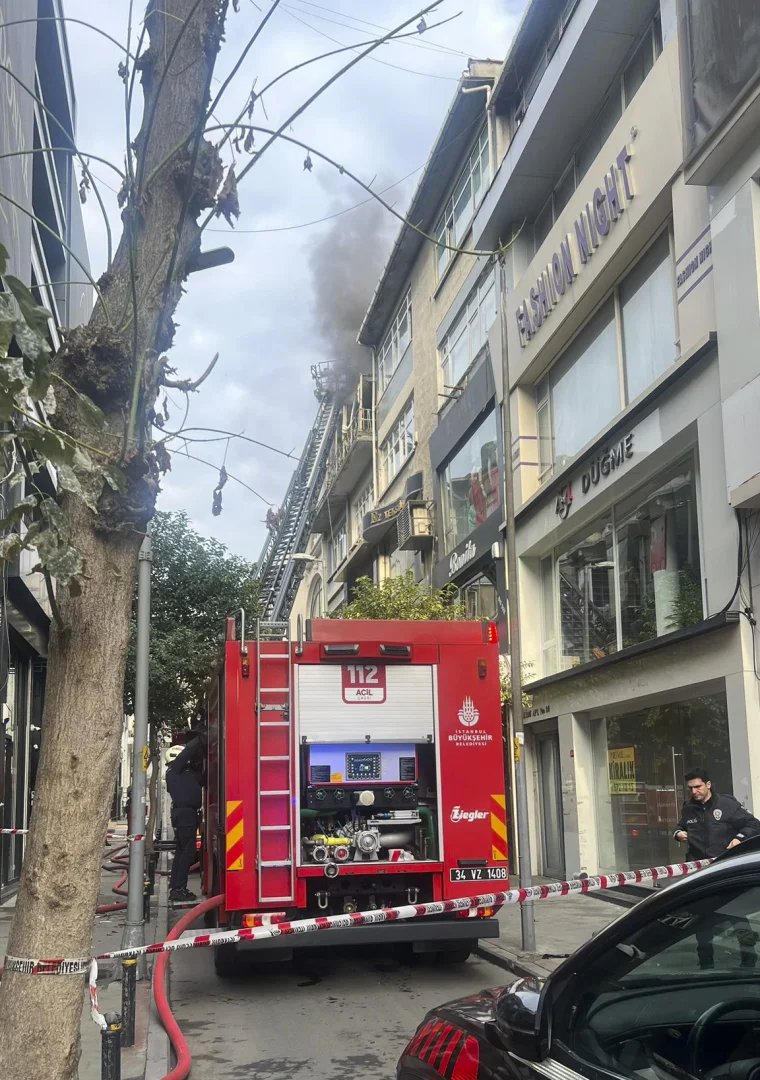Şişli'de 4 katlı binada çıkan yangında 1 kişi hayatını kaybetti