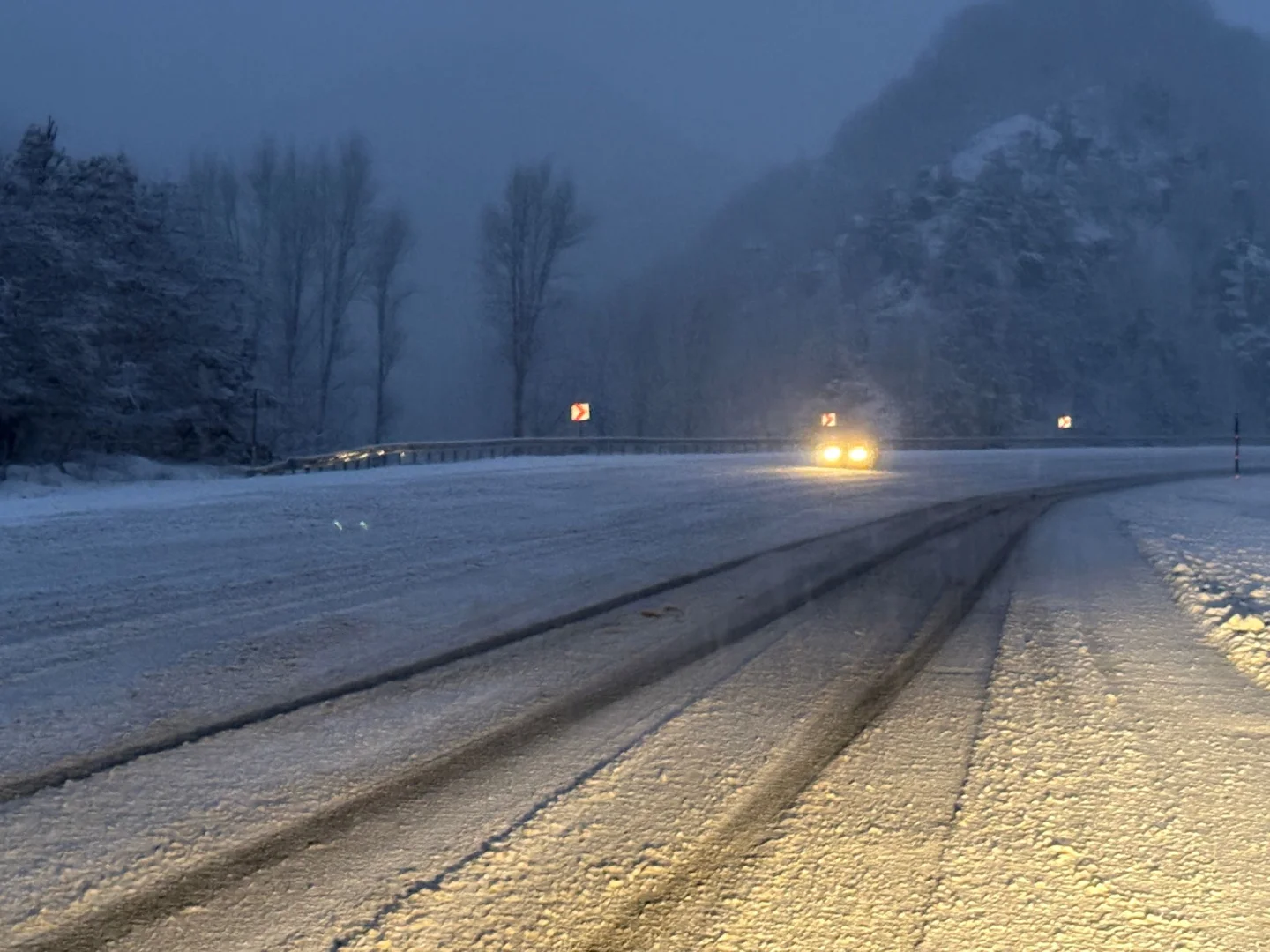 Sivas'ta Geminbeli Geçidi'nde kar yağışı etkili oluyor