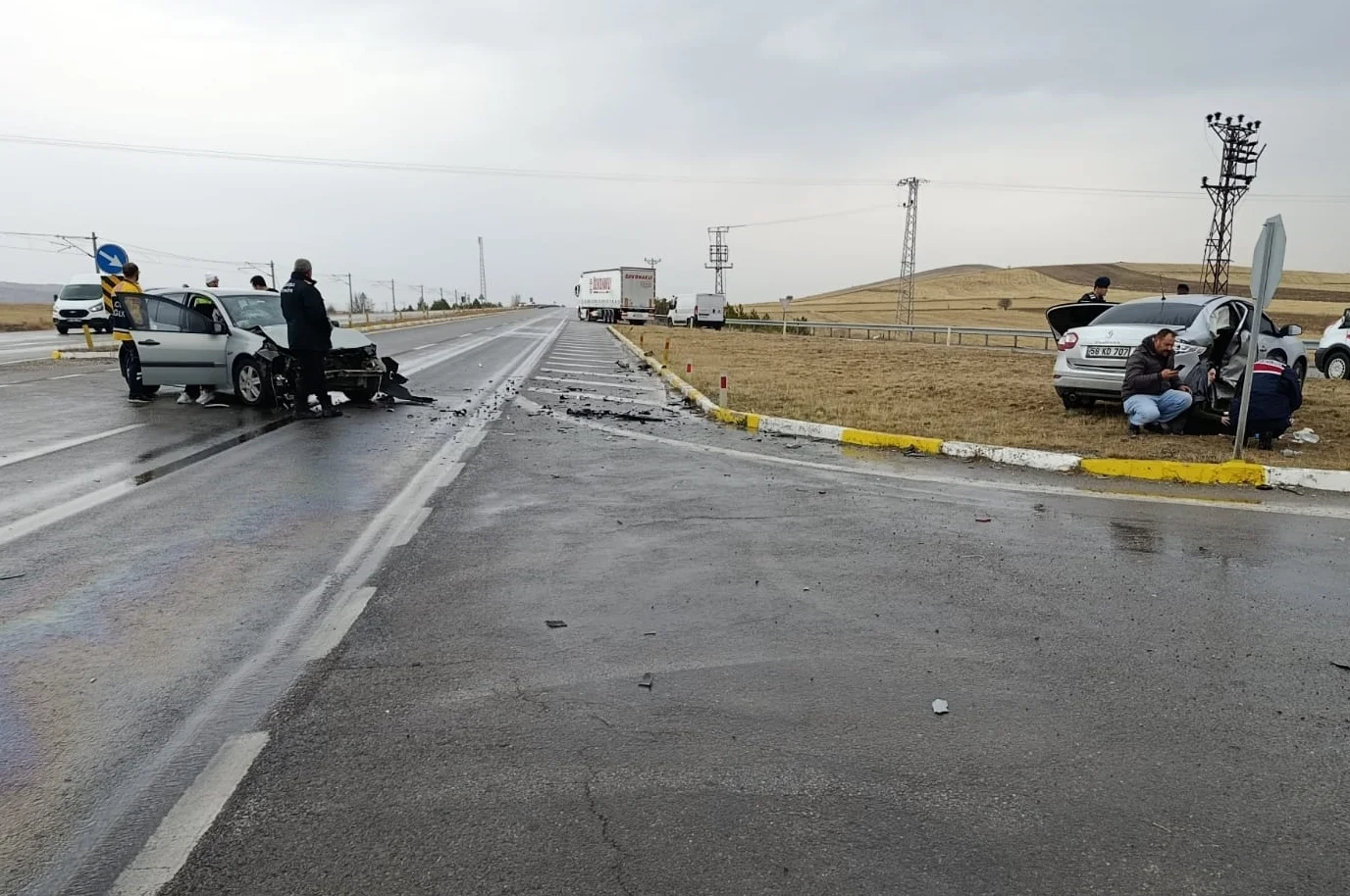 Sivas'ta iki otomobil çarpıştı, 1 kişi öldü, 5 kişi yaralandı