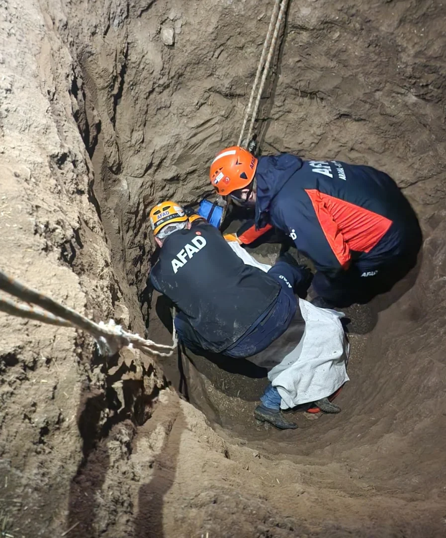 Sivas'ta komşusunun kazdığı çukura düşen kişi yaralandı
