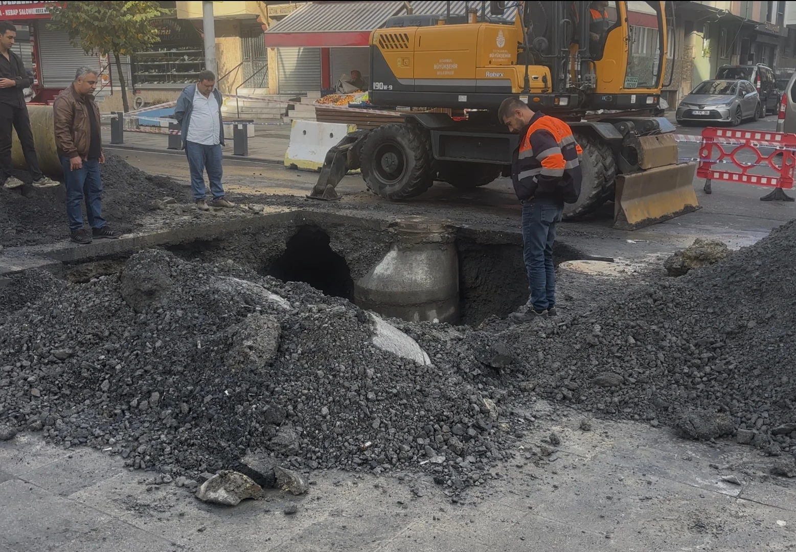 Sultangazi'de çöken yolda İBB ve İSKİ ekipleri çalışma yapıyor