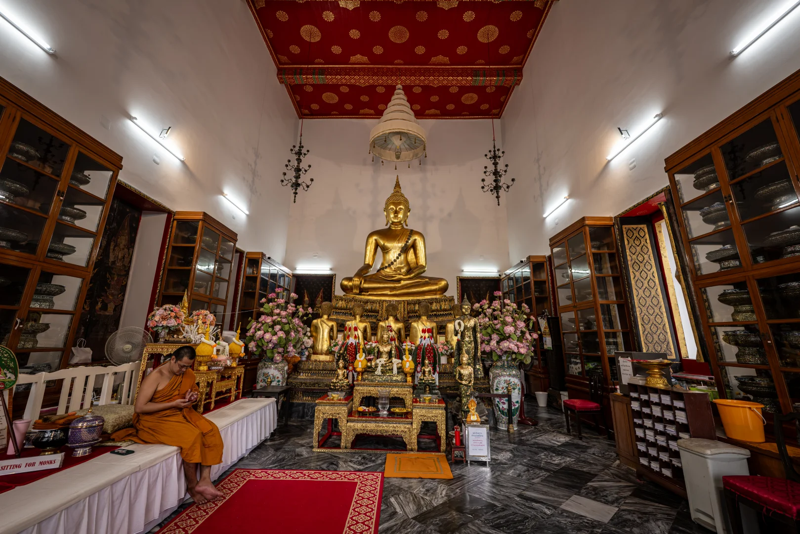 Tayland’ın Wat Pho Tapınağı, yatan Buda heykeliyle turistlerin ilgisini çekiyor