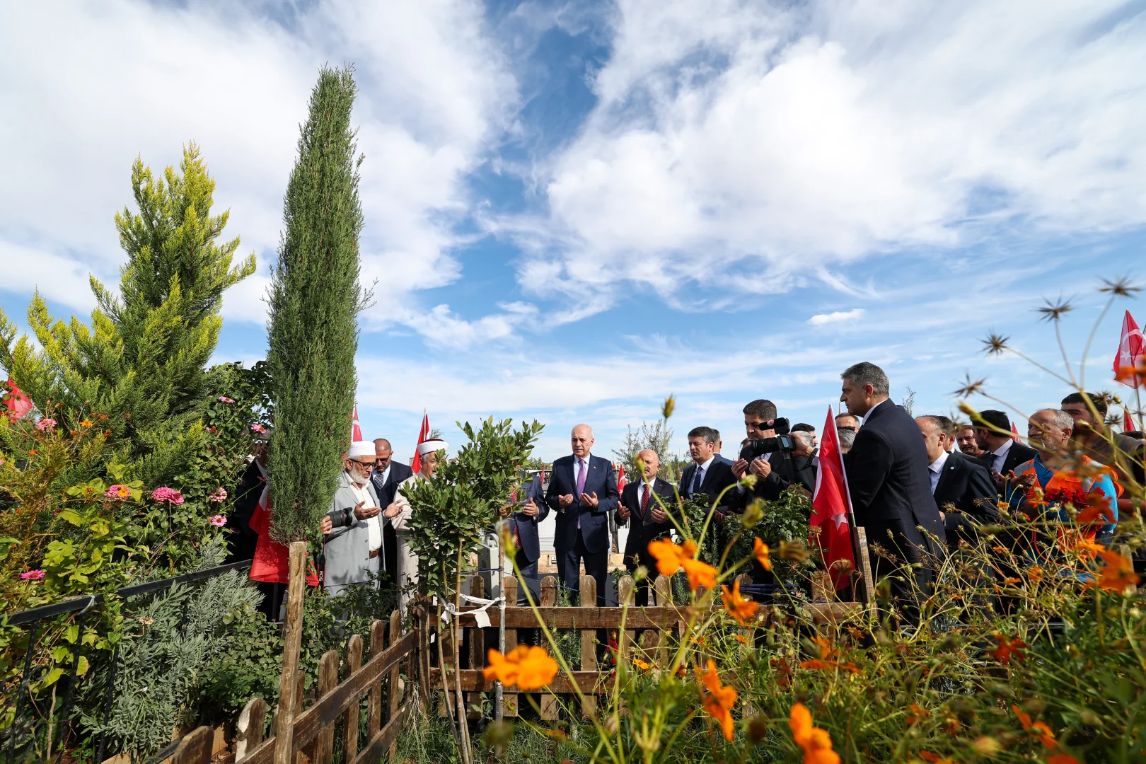 TBMM Başkanı Kurtulmuş, Adıyaman’da Deprem Şehitleri Mezarlığı’nı ziyaret etti