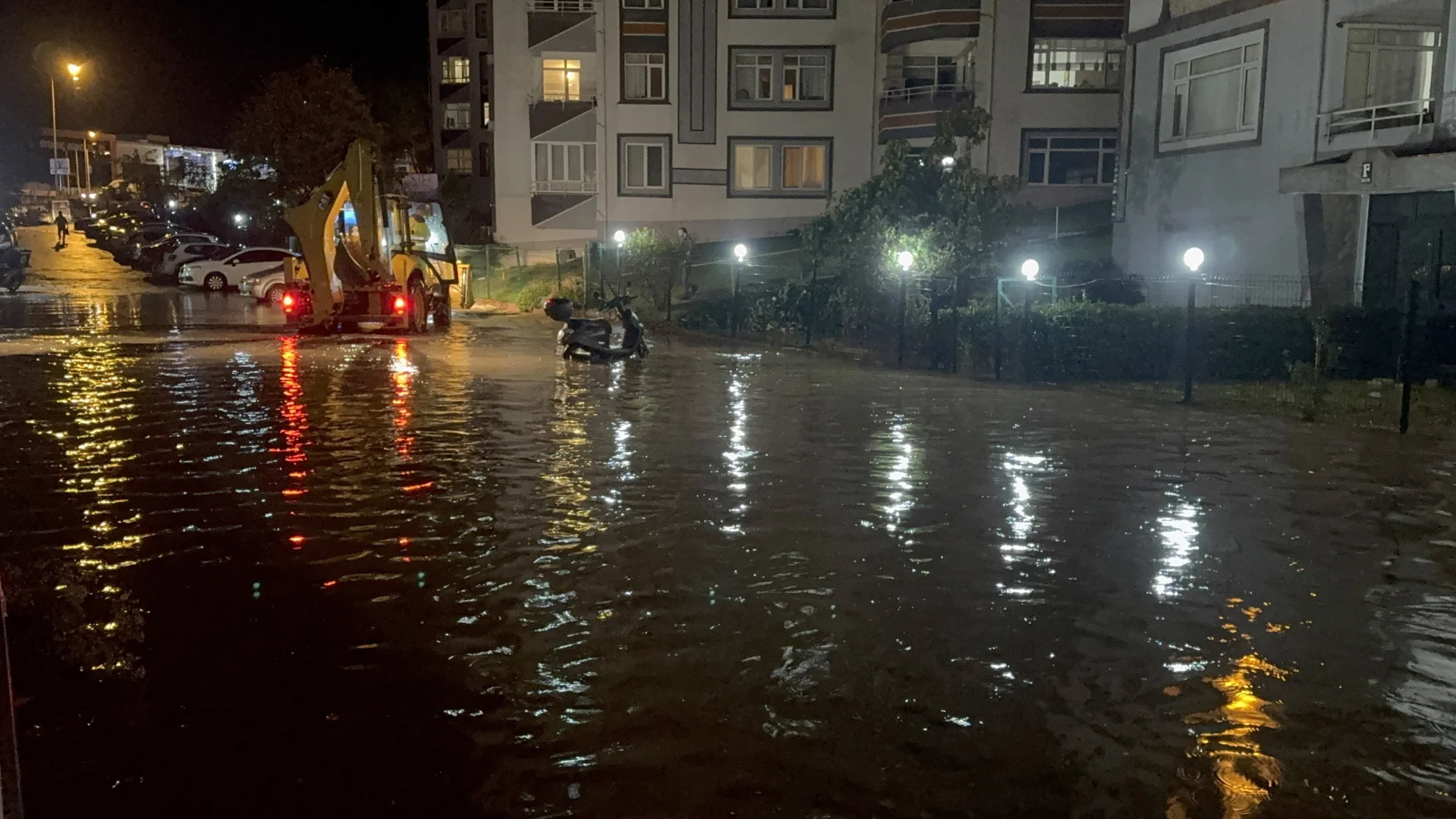 Tekirdağ'da sağanak su baskınlarına neden oldu