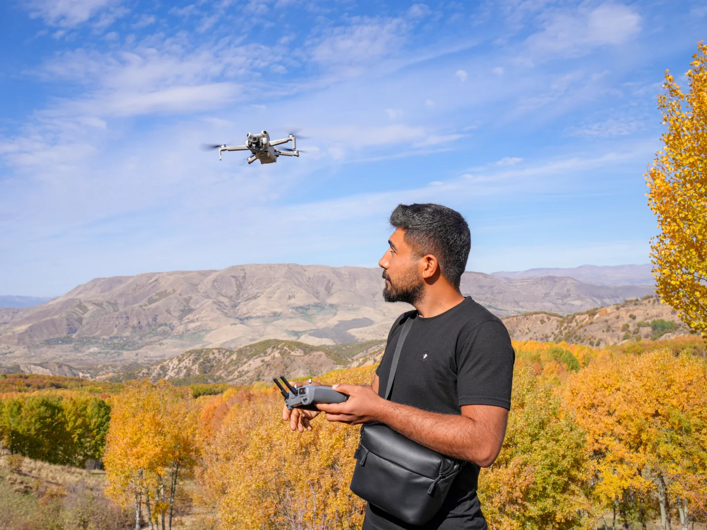 Teknoloji meraklısı genç kırsalda besicilerin kaybolan hayvanlarını dron ile buluyor