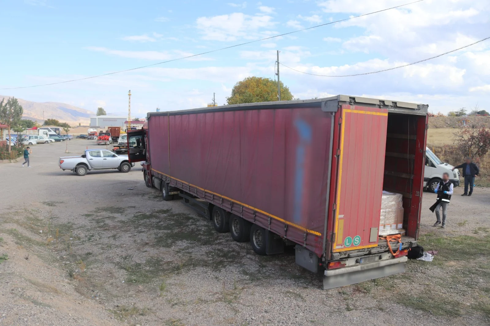 Tırın dorsesinde tıbbi malzeme kutuları arasına gizlenmiş 8 düzensiz göçmen yakalandı
