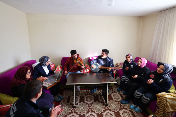 Tokat Belediyesi'nden yaşlılara temizlik ve canlı müzik hizmeti