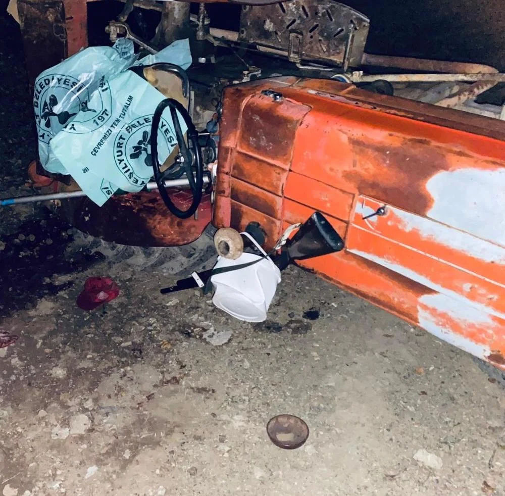 Tokat'ta devrilen traktörün sürücüsü öldü