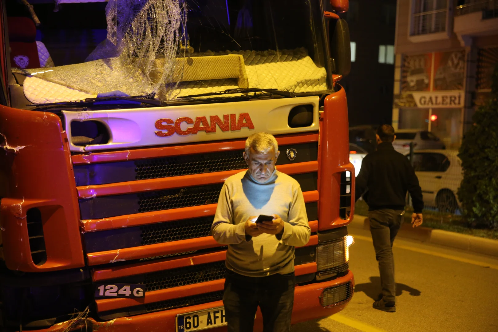 Tokat'ta freni patlayan kamyonun sürücüsü aracı lastikleri kaldırıma sürtüp patlatarak durdurdu