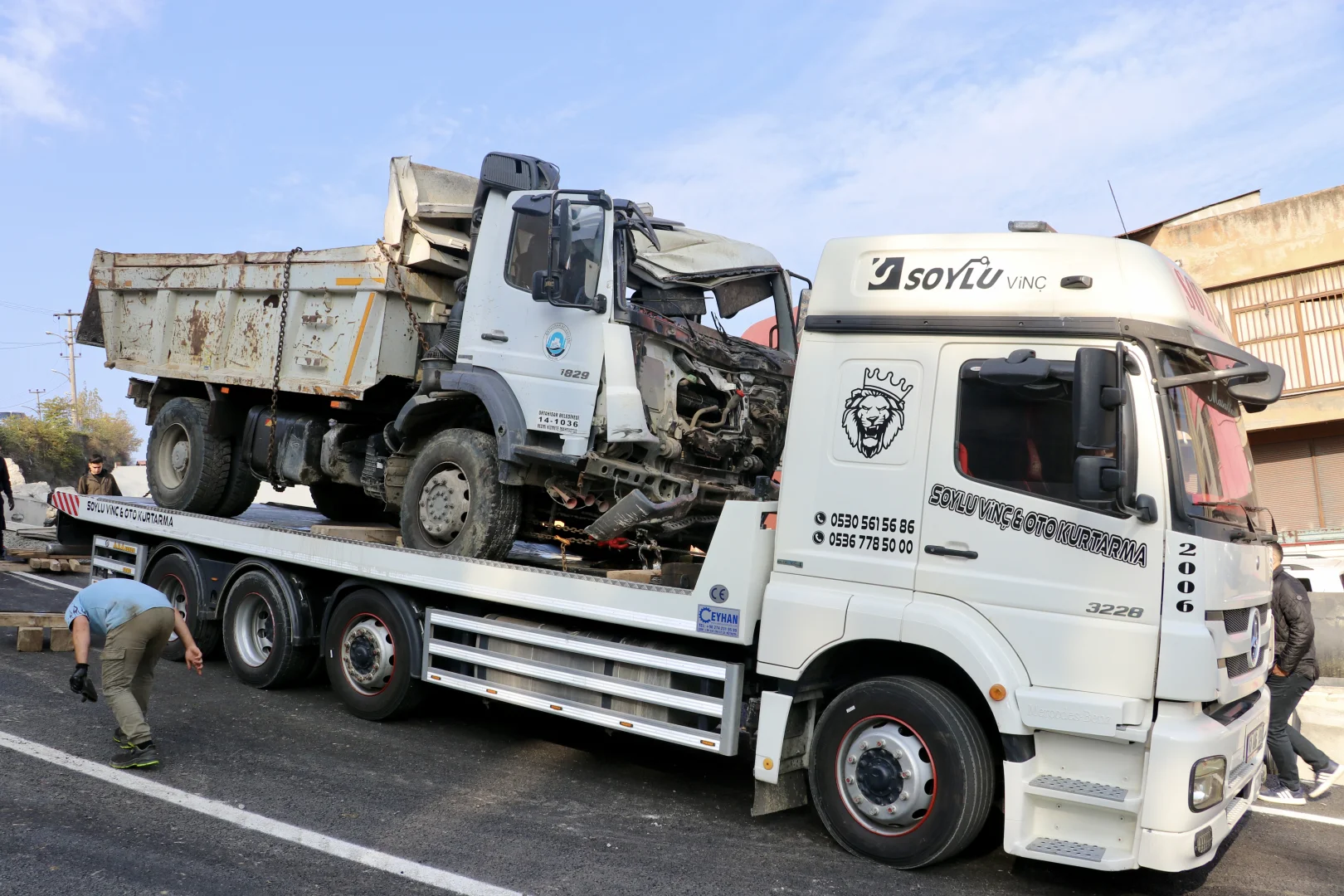 Trabzon'da park halindeyken hareket eden kamyon 3 araca çarpıp devrildi