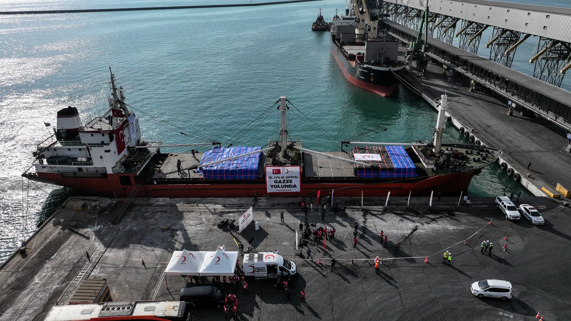 Türk Kızılayın Gazze için hazırladığı 18. "İyilik Gemisi" Mersin Limanı'ndan uğurlandı