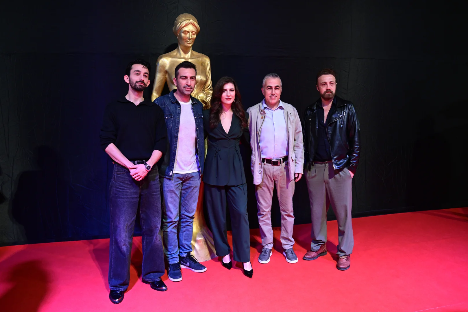 Uluslararası Antalya Altın Portakal Film Festivali'nin açılış töreni kırmızı halı geçişiyle başladı