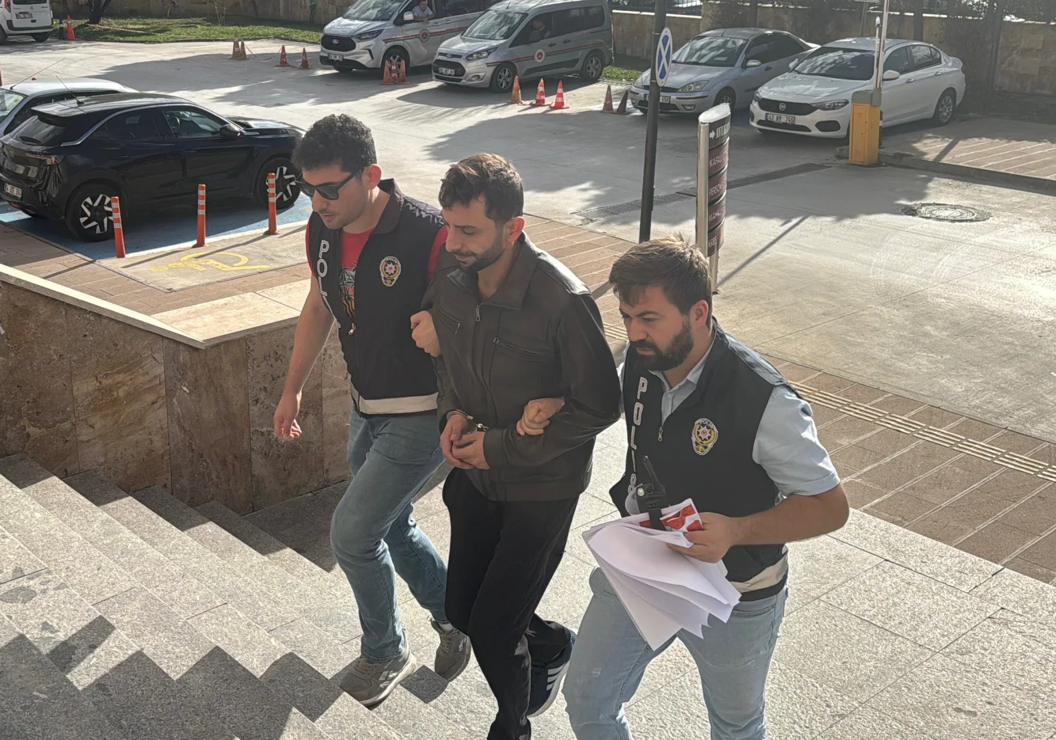 Uşak'ta babası, babaannesi ve komşusunu bıçaklayan zanlı tutuklandı