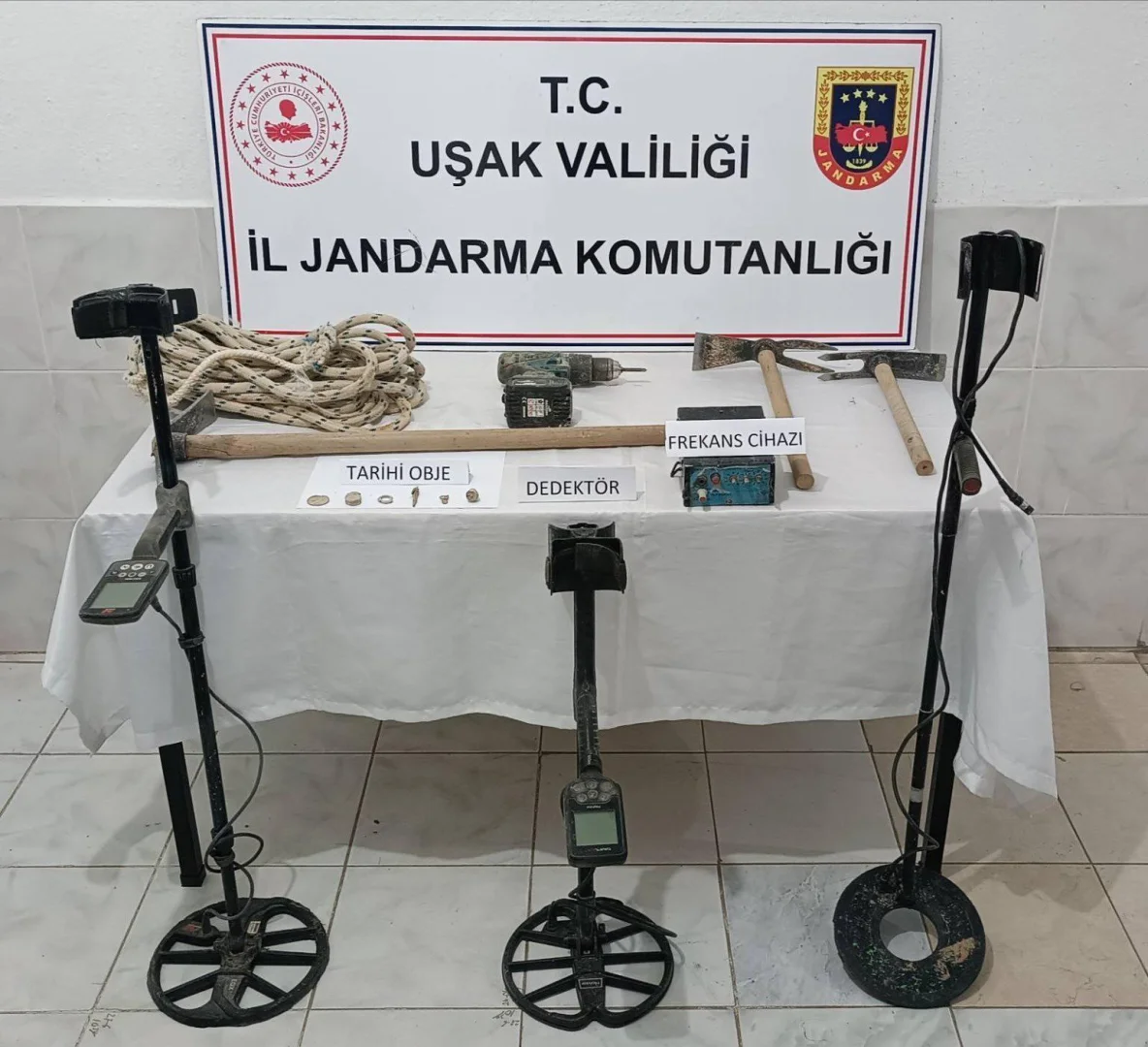 Uşak'ta kaçak kazı yapan 3 şüpheli suçüstü yakalandı