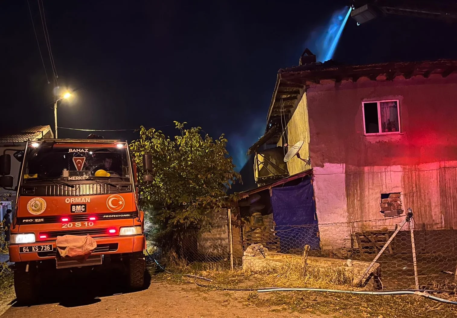 Uşak'ta yıldırım düşen evin çatısında çıkan yangın söndürüldü