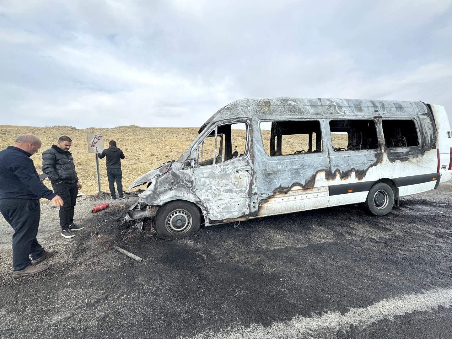 Van'da seyir halindeki minibüs alev aldı