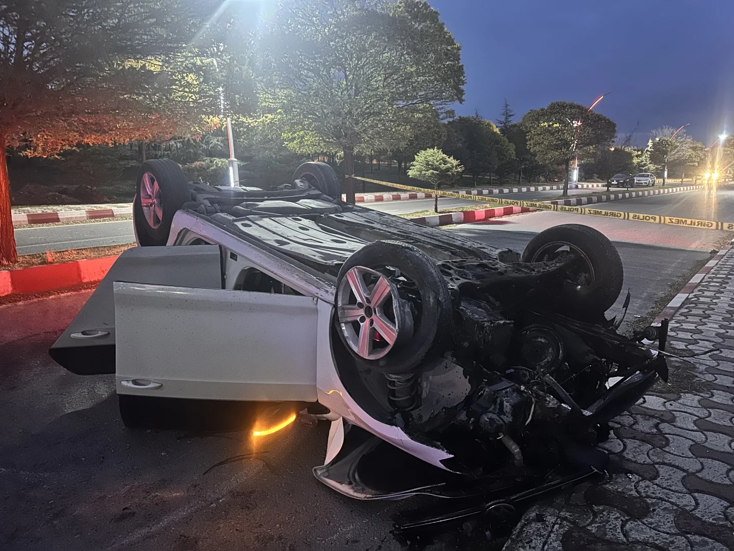 Van'da takla atarak devrilen otomobildeki 3 kişi yaralandı