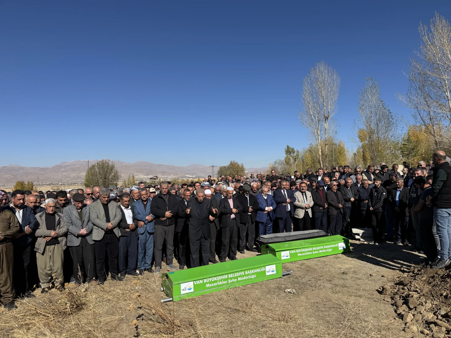 Van-Hakkari kara yolundaki kazada hayatını kaybedenlerin cenazeleri toprağa verildi
