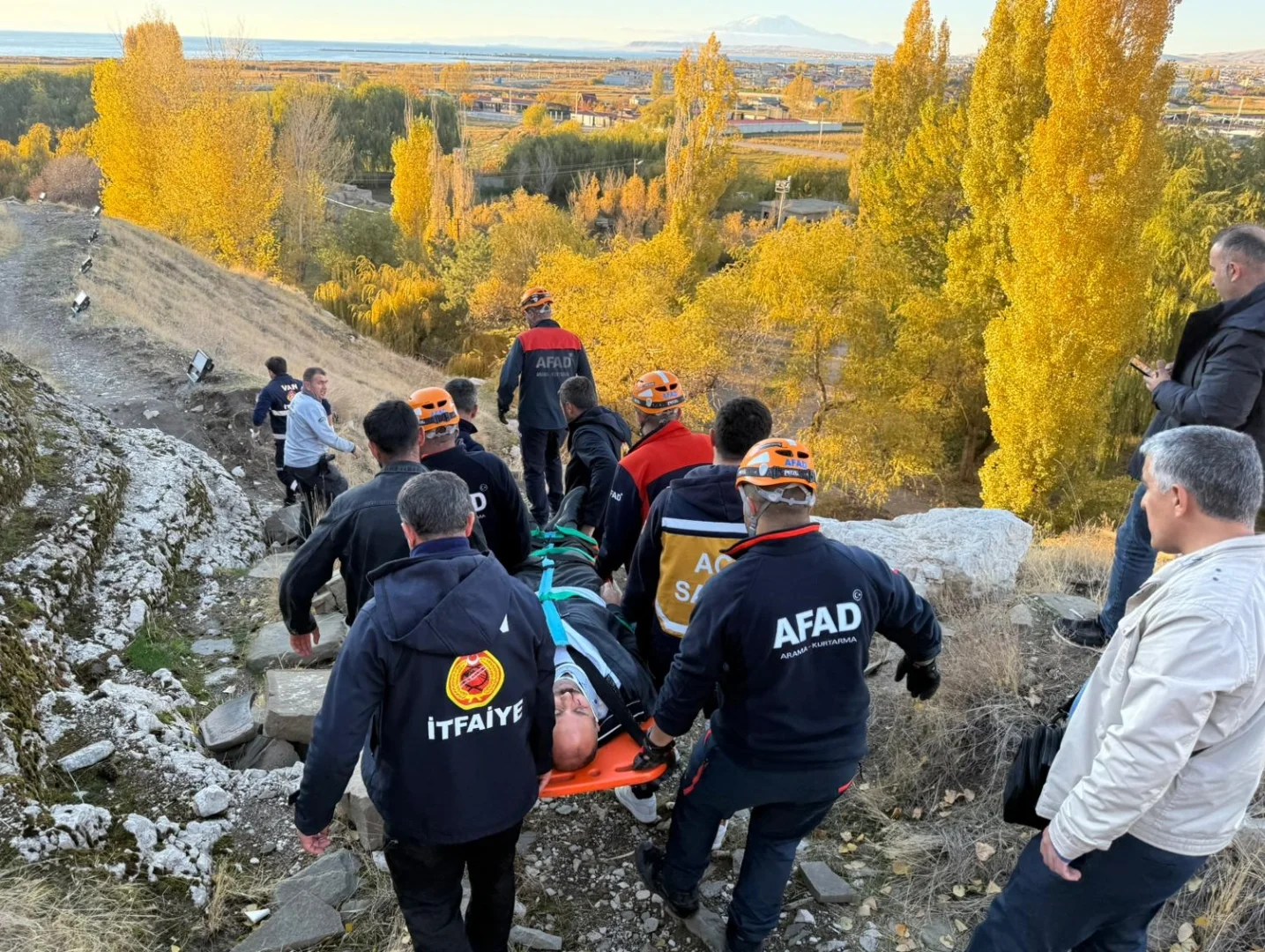 Van Kalesi'nde kayalıktan düşen kişi ekiplerce kurtarıldı