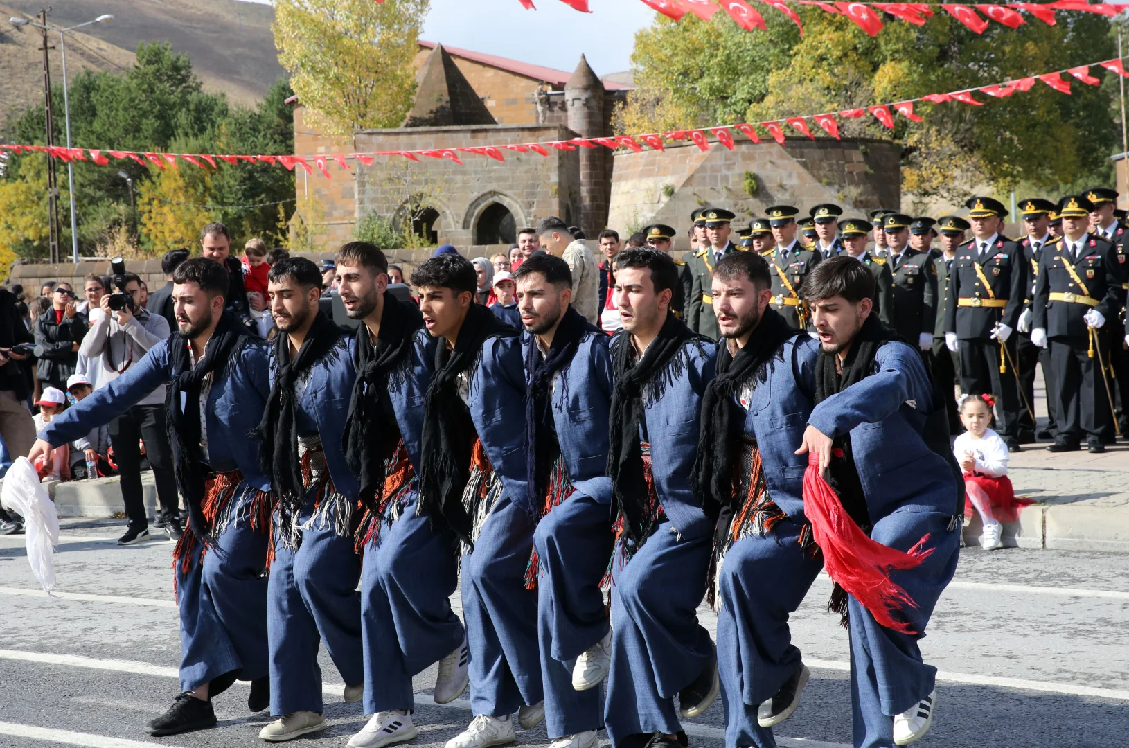 Van ve çevre illerde Cumhuriyet'in 102. yılı törenlerle kutlandı