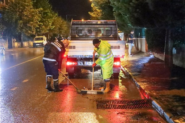 Yalova Belediyesi ekiplerinden sağanak yağış mesaisi