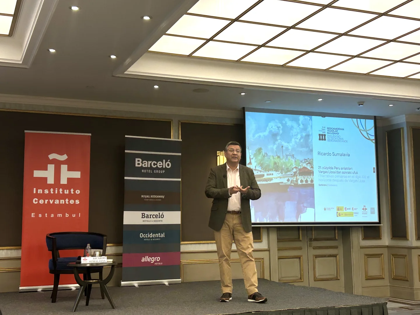 Yazar Ricardo Sumalavia, İstanbul'da edebiyatseverlerle bir araya geldi