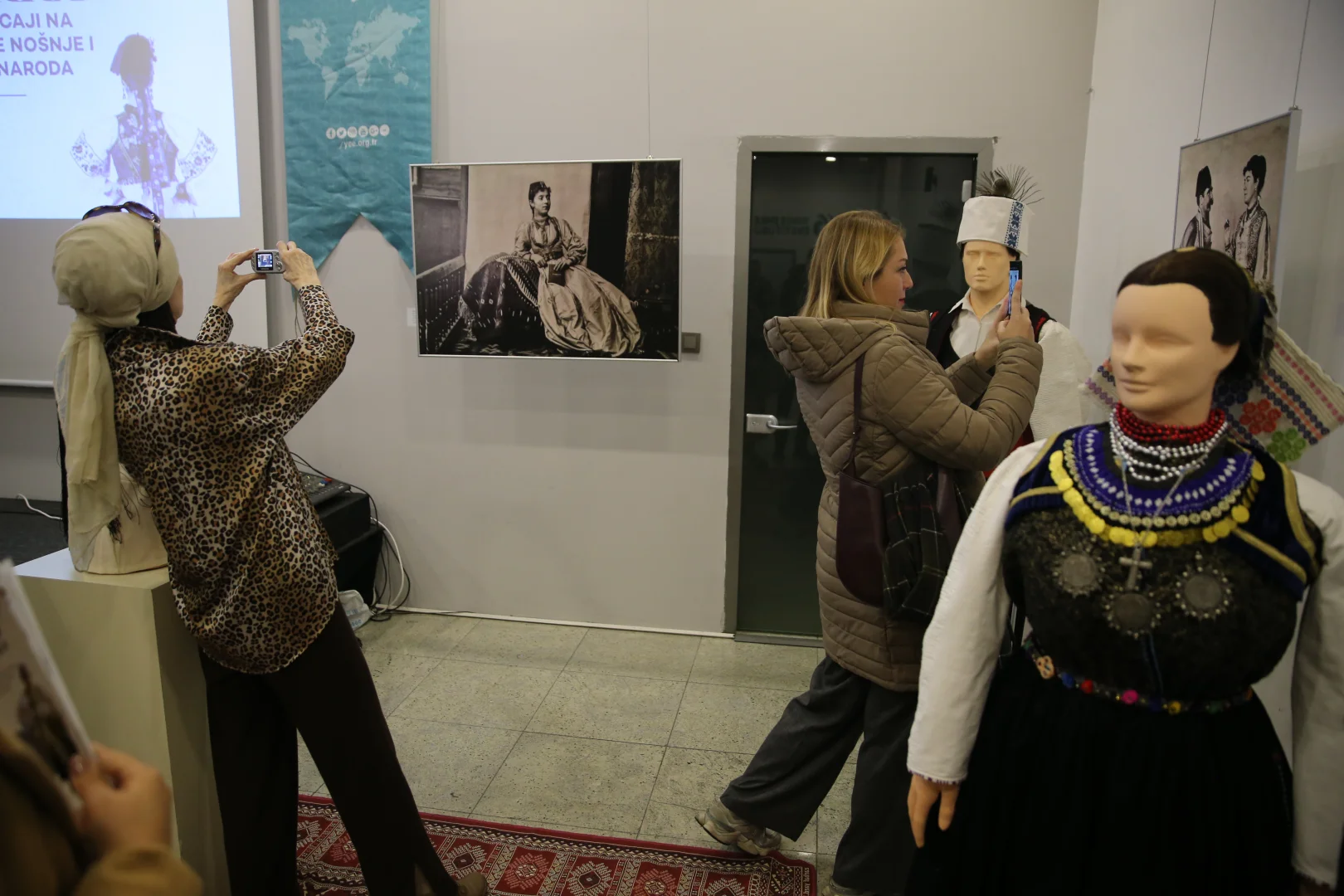 YEE Saraybosna, kültürel etkileşimin geleneksel kıyafetler üzerinden anlatıldığı sergi açtı