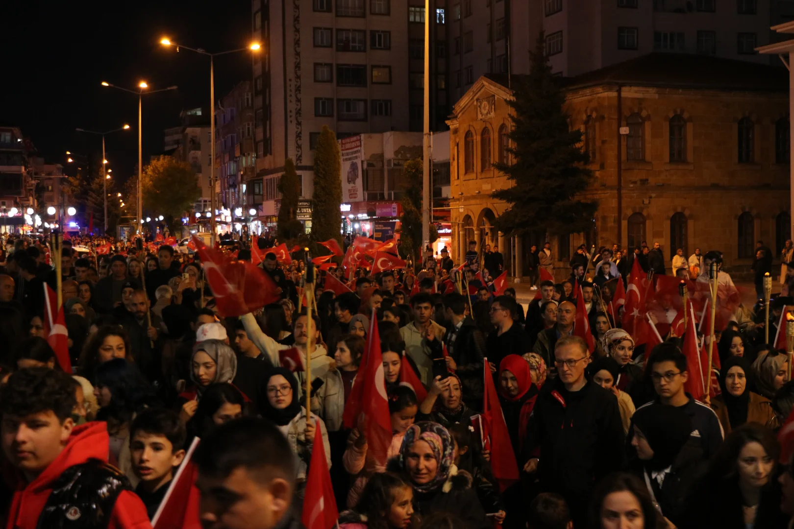 Yozgat’ta Cumhuriyet'in 102. yılı dolayısıyla fener alayı düzenlendi