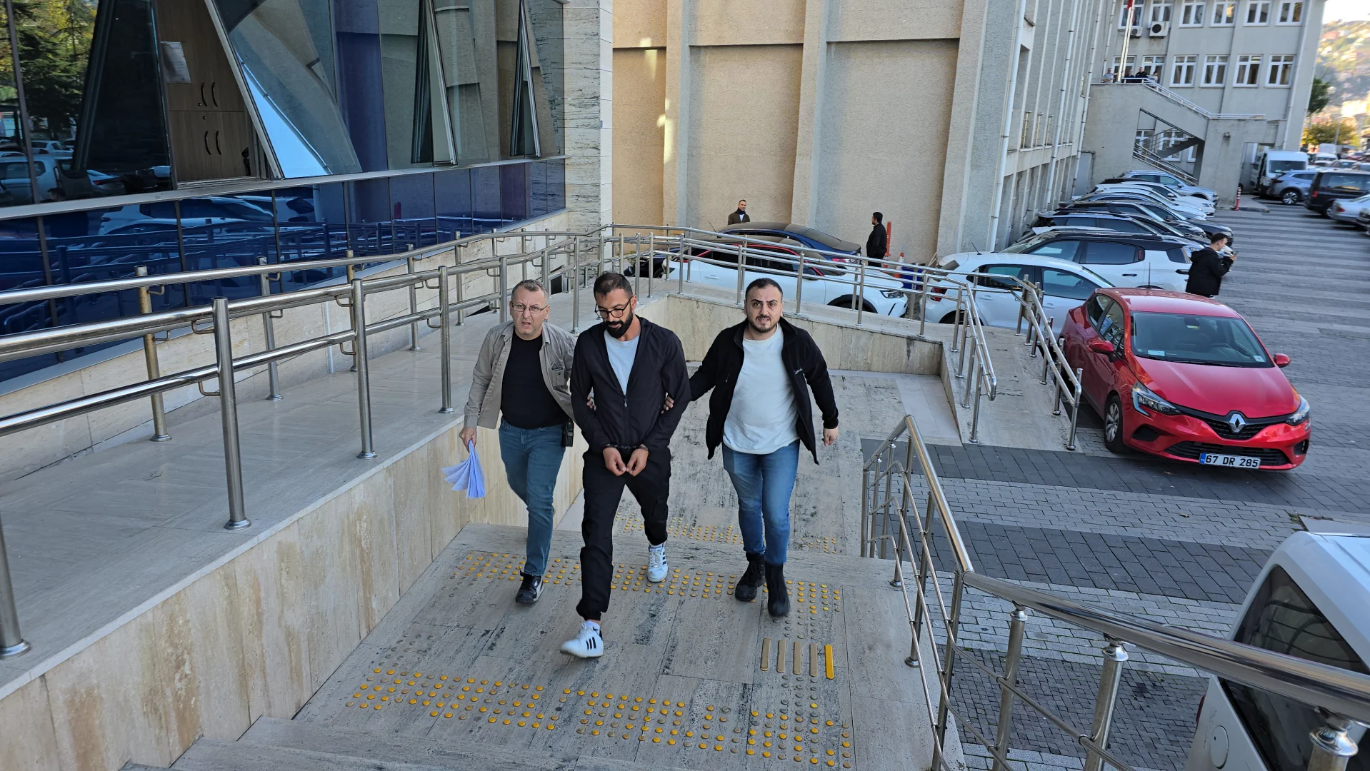 Zonguldak'ta oto galeriye tabancayla ateş açan zanlı tutuklandı