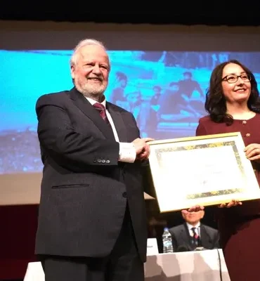 2025 Emine Işınsu Roman Ödülü’nü kazanan Demir’e plaketi verildi