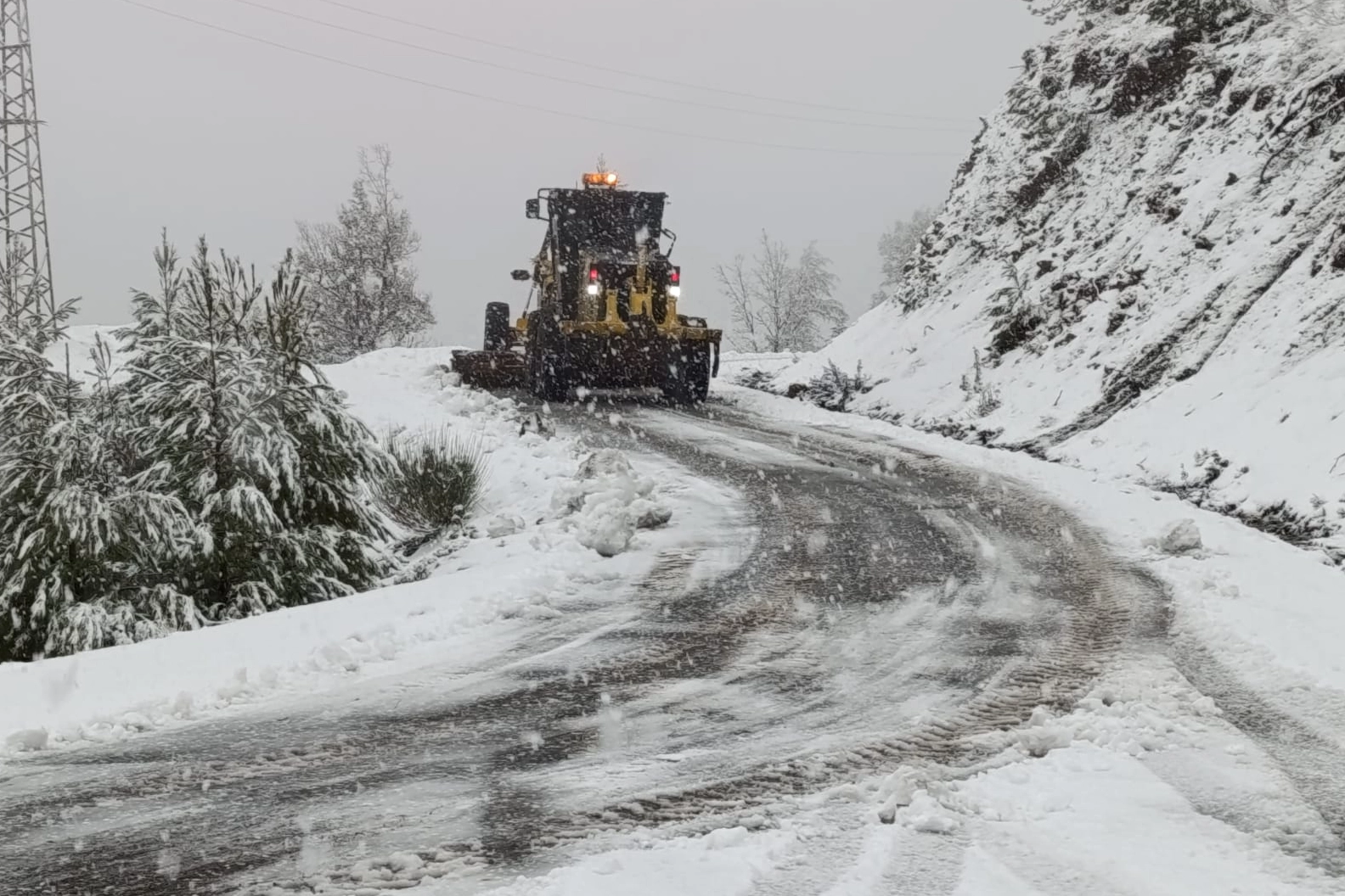 Antalya8217da-Kar-Seferberligi-Kapanan-Yollar-Bir-Bir-Aciliyor-featured