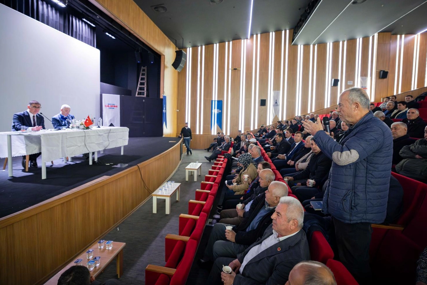 Baskan-Tugay-Kemalpasada-Muhtarlarla-Cozum-Icin-Bir-Araya-Geldi-featured