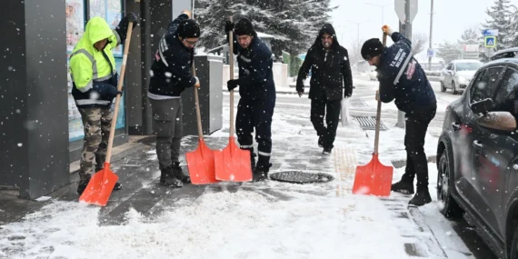 Bozuyukte-Kar-Seferberligi-Belediye-Ekipleri-Sahaya-Indi-featured