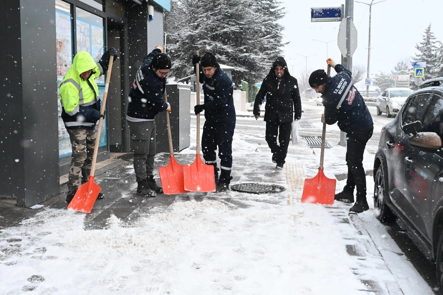 Bozuyukte-Kar-Seferberligi-Belediye-Ekipleri-Sahaya-Indi-featured