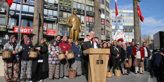 Edremitte-Hasat-Sonu-Coskusu-Geleneksel-Meci-Senligi-Basladi-featured