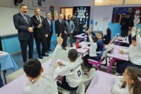 Golcuk8217te-karne-sevinci-Baskan-Sezer-ogrencileri-yalniz-birakmadi-featured