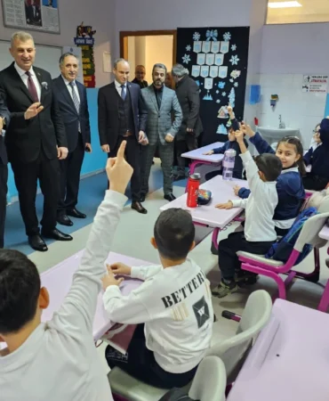 Golcuk8217te-karne-sevinci-Baskan-Sezer-ogrencileri-yalniz-birakmadi-featured