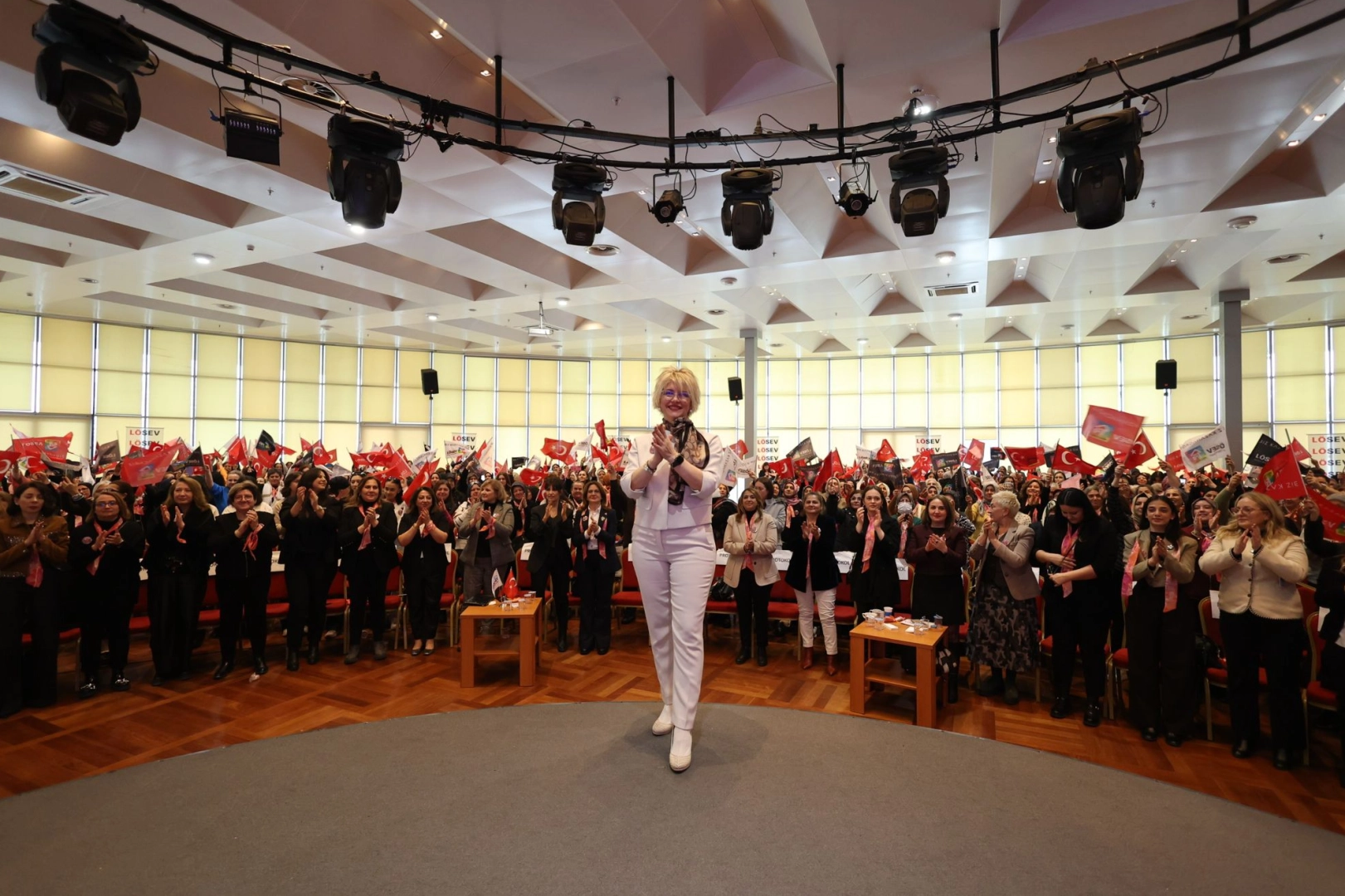 LOSEV8217den-Anlamli-Mesaj-Kadin-Dayanismasiyla-Gelecege-Umut-featured