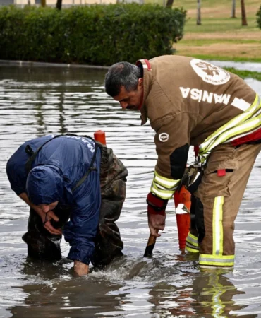 Manisa8217da-Siddetli-Yagis-ve-Firtina-Seferberligi-Ekipler-Sahada-featured