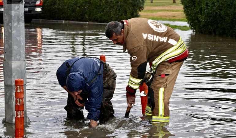 Manisa8217da-Siddetli-Yagis-ve-Firtina-Seferberligi-Ekipler-Sahada-featured