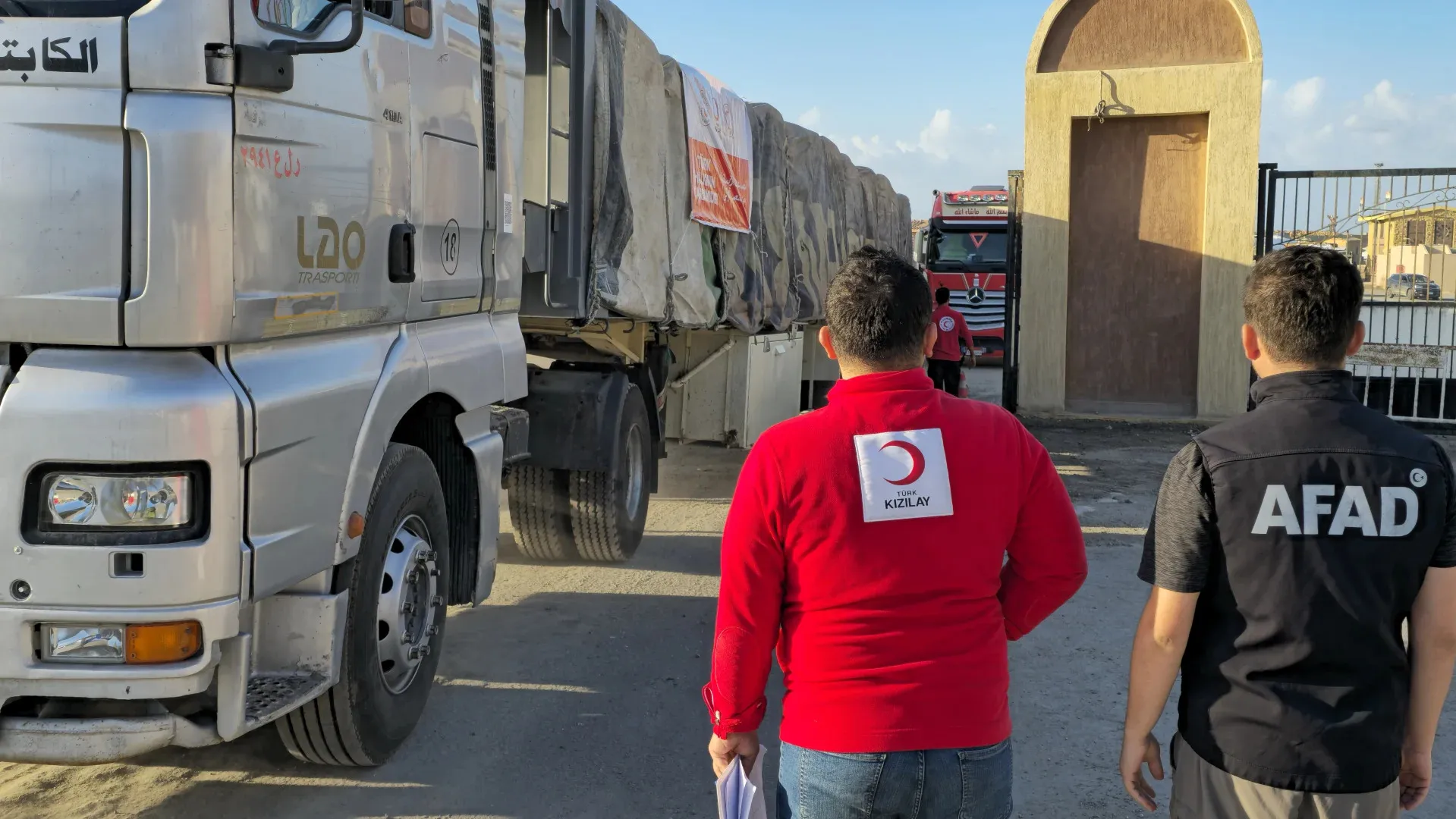 Türk Kızılayın Gazze için hazırladığı gıda ve yardım malzemeleri taşıyan tırlar Refah sınır kapısına doğru hareket etti