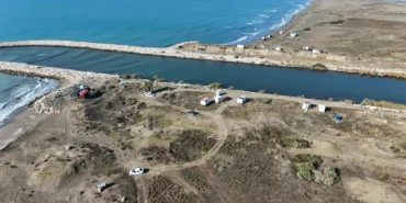 Adana Karataş'ta kaçak yapıların yıkımı sürüyor