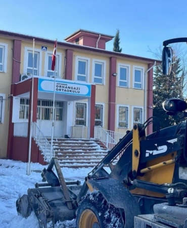 Adıyaman Belediyesi kar küreme çalışmalarını aralıksız sürdürüyor