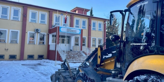 Adıyaman Belediyesi kar küreme çalışmalarını aralıksız sürdürüyor