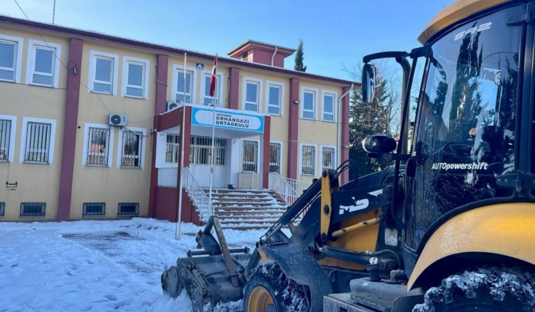 Adıyaman Belediyesi kar küreme çalışmalarını aralıksız sürdürüyor